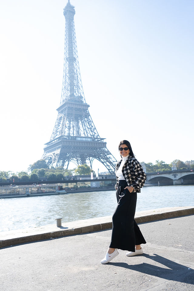 Casal em viagem romântica admirando a Torre Eiffel em Paris com roteiro da Viaje Mais Pague Menos