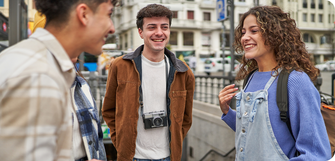 Jovens universitários vivendo experiência internacional de intercâmbio pela Viaje Mais Pague Menos