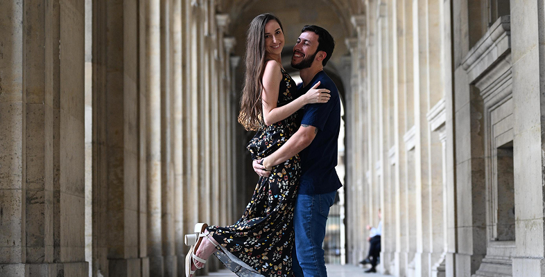 Casal em viagem romântica de lua de mel organizada pela agência Viaje Mais Pague Menos