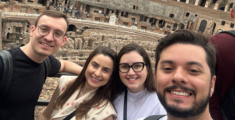 Equipe em viagem corporativa e congresso internacional organizada pela Viaje Mais Pague Menos