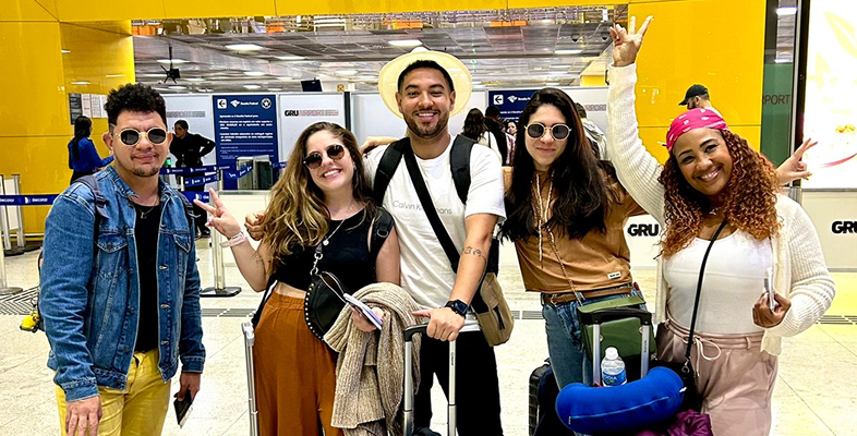 Grupo de viajantes aproveitando pacote de viagem organizado pela agência Viaje Mais Pague Menos
